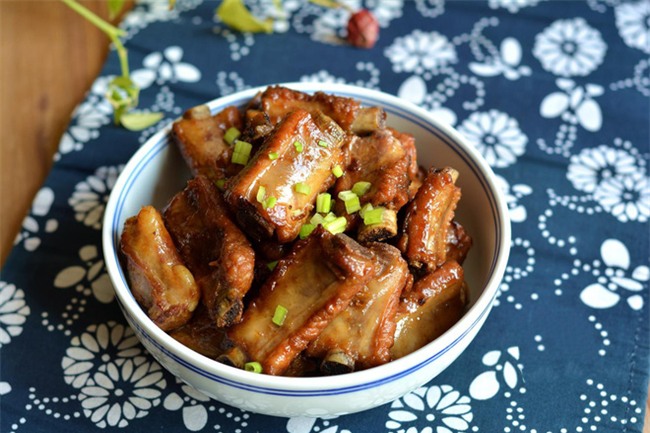 Nguyên liệu này nhà nào cũng có, thêm vào món sườn rim thì ngon bất ngờ ai cũng mê - Ảnh 5.