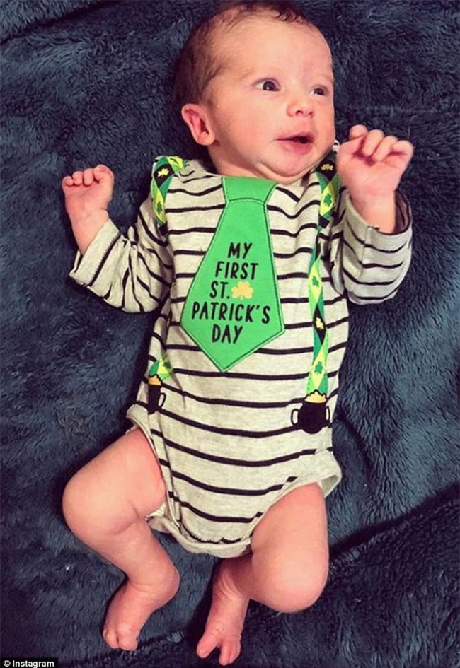 Bức ảnh bé trai dang tay hân hoan khi chào đời