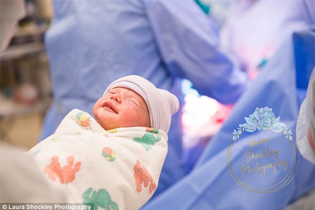 Bức ảnh bé trai dang tay hân hoan khi chào đời