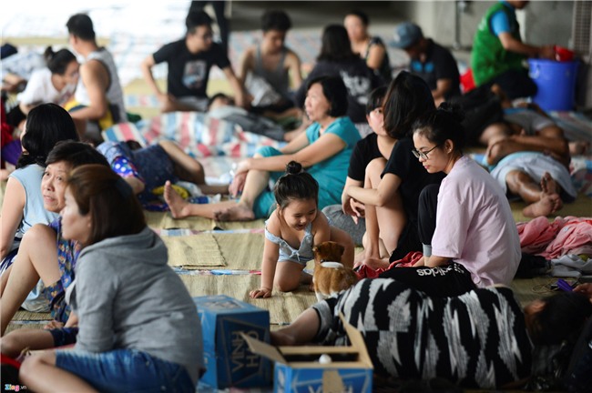 Cảnh màn trời chiếu đất của cư dân Carina Plaza sau vụ cháy