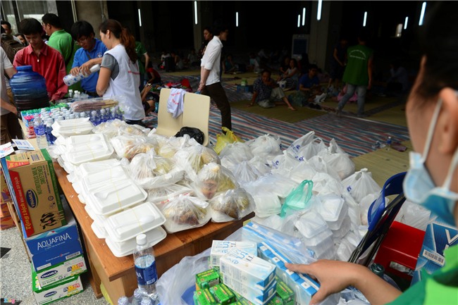 Cảnh màn trời chiếu đất của cư dân Carina Plaza sau vụ cháy