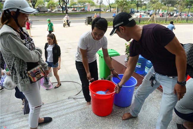 Cảnh màn trời chiếu đất của cư dân Carina Plaza sau vụ cháy