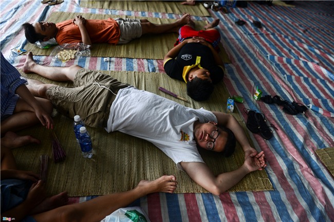 Cảnh màn trời chiếu đất của cư dân Carina Plaza sau vụ cháy