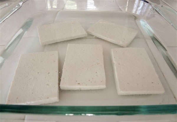 Ngâm đậu phụ trong nước muối, bạn sẽ bất ngờ với lát đậu ngon siêu cấp sau khi rán - Ảnh 2.