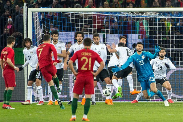 Ronaldo lap cu dup phut bu gio, Bo Dao Nha nguoc dong ha Ai Cap hinh anh 1