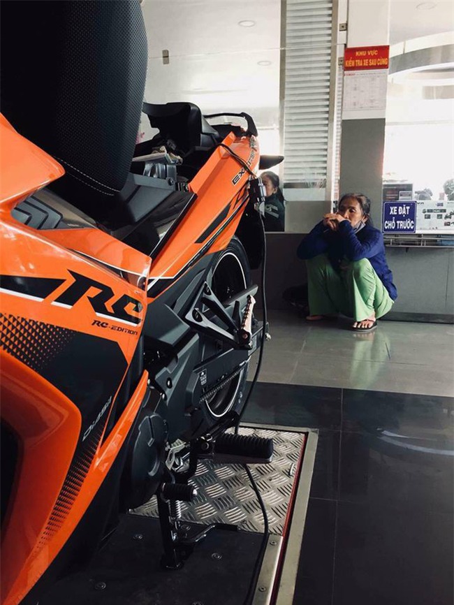 Quặn lòng với câu chuyện người mẹ khắc khổ bị con quát mắng ngay tại cửa hàng xe vì khuyên: Con mua xe rẻ để mẹ dễ trả góp - Ảnh 1.