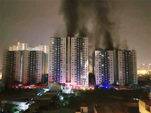 Nhìn lại toàn bộ diễn biến và những câu chuyện ám ảnh trong vụ cháy kinh hoàng ở chung cư Carina khiến 14 người thiệt mạng - Ảnh 1.