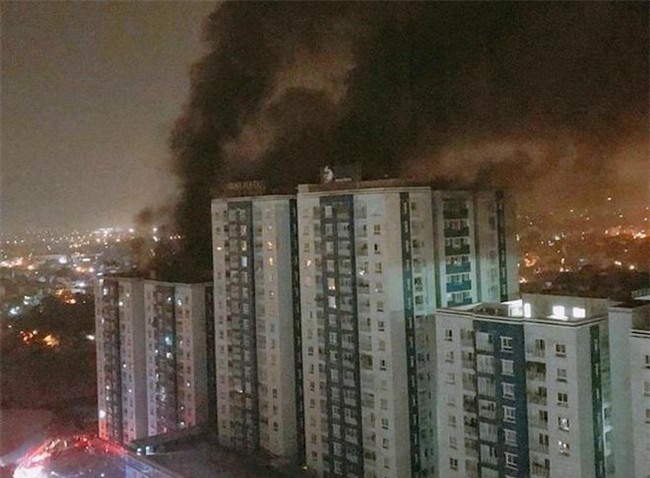 Vụ cháy ở Sài Gòn: Cha đau đớn nhìn con gái 2 tuổi nằm im lìm trong quan tài