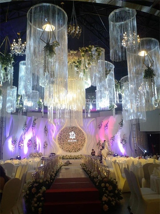 Đám cưới 2 tỷ đồng tại Quảng Ninh với sự góp mặt của nhiều ngôi sao nổi tiếng, mời 1000 khách khiến MXH ngất ngây - Ảnh 4.