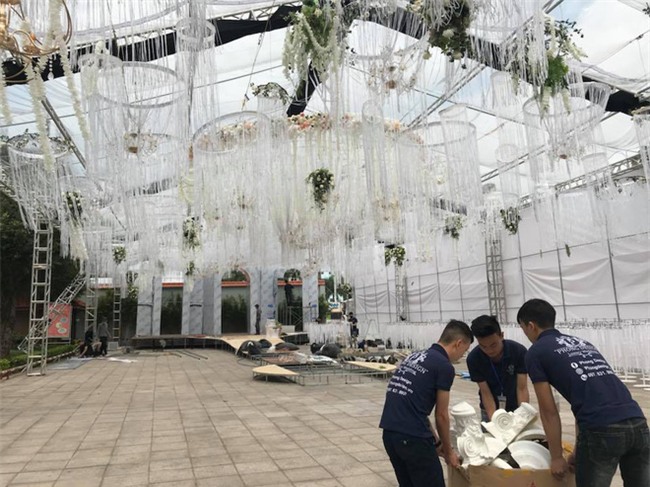 Đám cưới 2 tỷ đồng tại Quảng Ninh với sự góp mặt của nhiều ngôi sao nổi tiếng, mời 1000 khách khiến MXH ngất ngây - Ảnh 7.