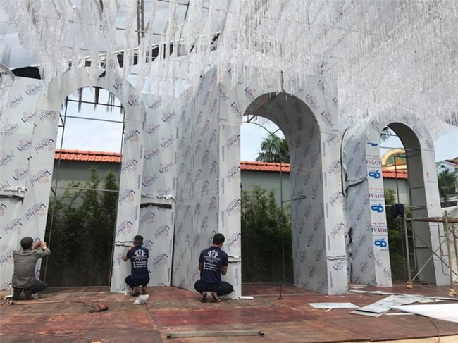 Đám cưới 2 tỷ đồng tại Quảng Ninh với sự góp mặt của nhiều ngôi sao nổi tiếng, mời 1000 khách khiến MXH ngất ngây - Ảnh 9.