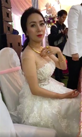 Ngoài chiếc nhẫn cầu hôn, Thanh Thảo&nbsp;còn được bố mẹ 2 bên tặng khá nhiều trang sức đắt giá. - Tin sao Viet - Tin tuc sao Viet - Scandal sao Viet - Tin tuc cua Sao - Tin cua Sao