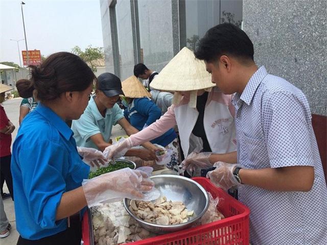 2 ngay sau vu chay tan khoc, cuoc song cua cu dan chung cu carina gio ra sao? - 4