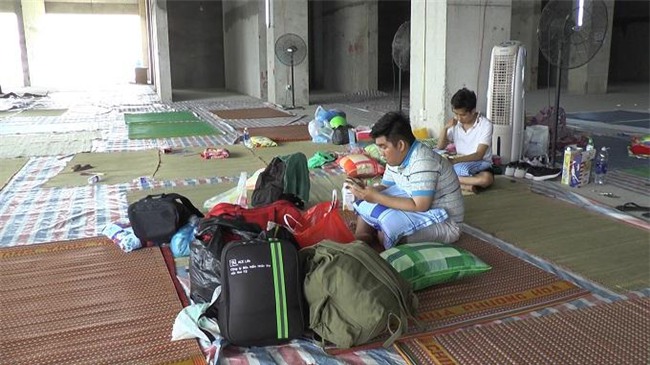 2 ngay sau vu chay tan khoc, cuoc song cua cu dan chung cu carina gio ra sao? - 5