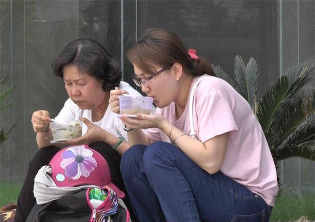 2 ngay sau vu chay tan khoc, cuoc song cua cu dan chung cu carina gio ra sao? - 8