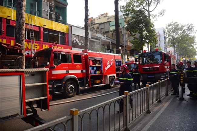 Cháy khách sạn ở Sài Gòn: Giải cứu khẩn cấp 11 khách nước ngoài và 8 người Việt Nam - Ảnh 1.
