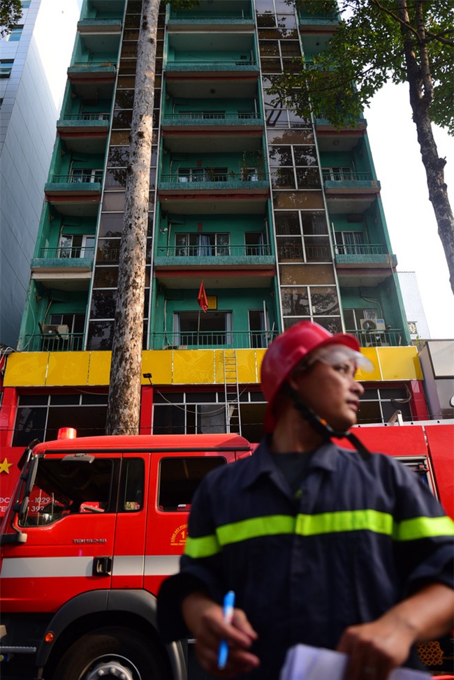 Cháy khách sạn ở Sài Gòn: Giải cứu khẩn cấp 11 khách nước ngoài và 8 người Việt Nam - Ảnh 2.