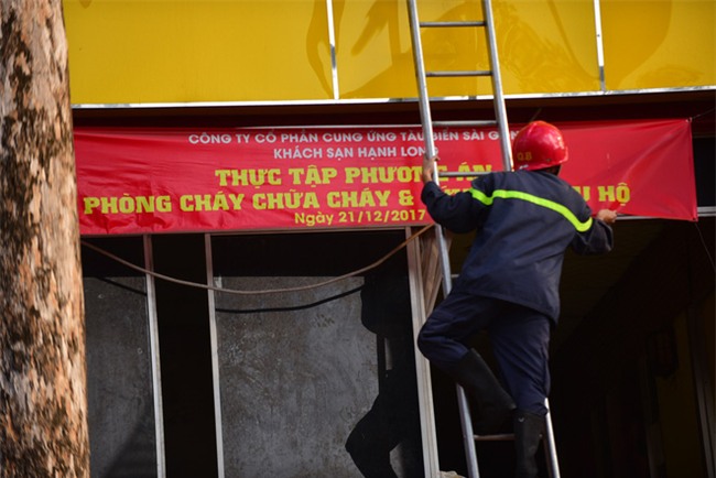 Cháy khách sạn ở Sài Gòn: Giải cứu khẩn cấp 11 khách nước ngoài và 8 người Việt Nam - Ảnh 7.
