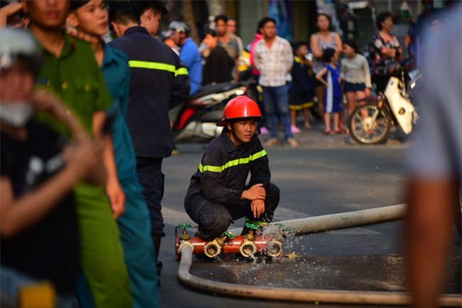 Cháy khách sạn ở Sài Gòn: Giải cứu khẩn cấp 11 khách nước ngoài và 8 người Việt Nam - Ảnh 8.