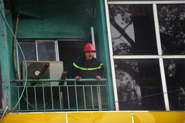 Cháy khách sạn ở Sài Gòn: Giải cứu khẩn cấp 11 khách nước ngoài và 8 người Việt Nam - Ảnh 9.