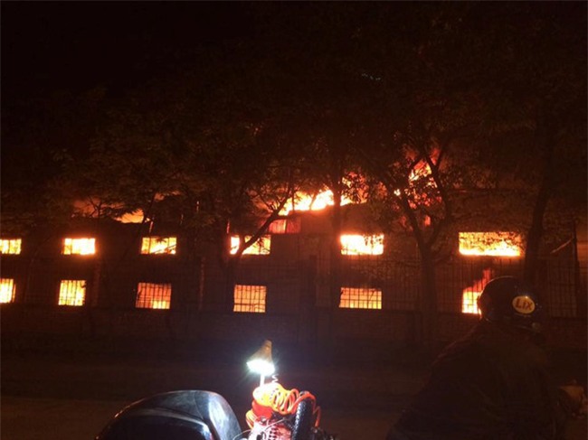 Chay lon tai cong ty may Han Quoc o Vinh Phuc hinh anh 1