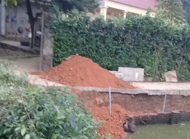 Mâu thuẫn đất đai, 1 hộ dân đổ đất bịt luôn lối đi duy nhất của nhiều nhà hàng xóm - Ảnh 1.