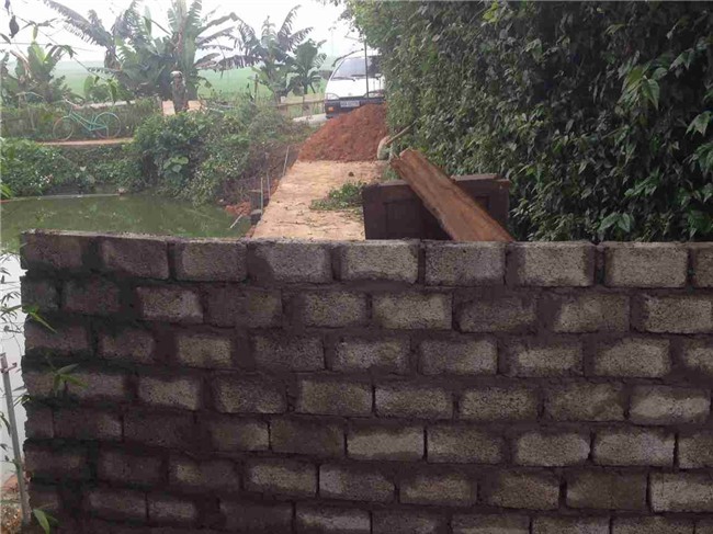 Mâu thuẫn đất đai, 1 hộ dân đổ đất bịt luôn lối đi duy nhất của nhiều nhà hàng xóm - Ảnh 2.