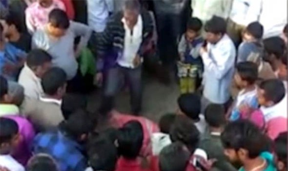 Chồng trói vợ vào cây đánh 100 roi rồi mặc đám đàn ông làm nhục vợ