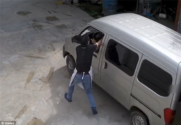 Ông Xie bị kéo lê 60 mét trên đường khi cố giành lại con chó từ tay bọn cẩu tặc.