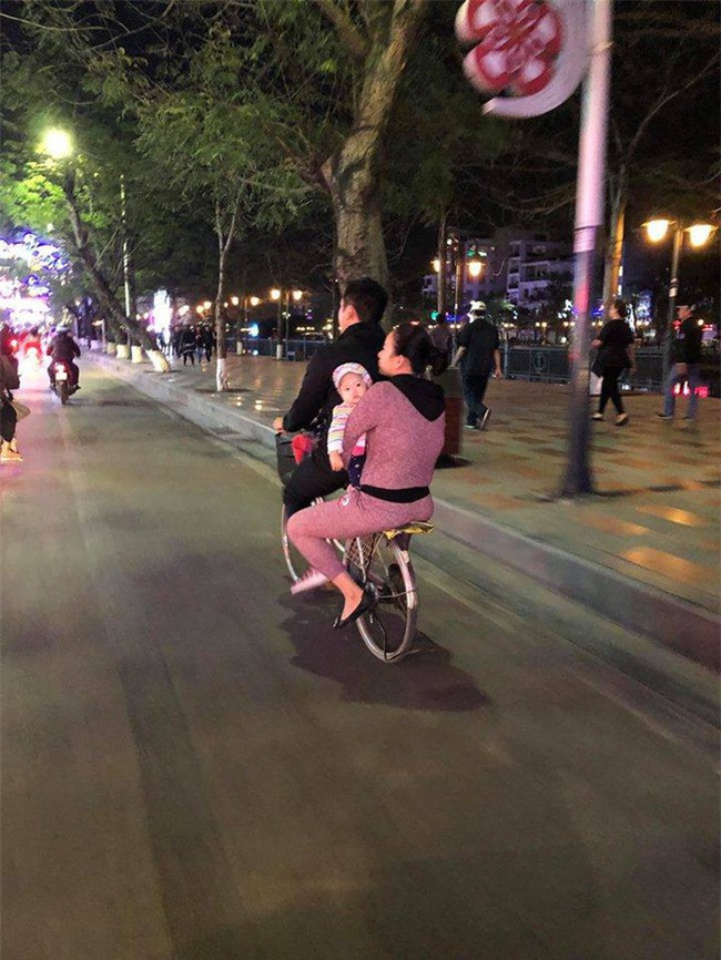 Hình ảnh đôi vợ chồng ôm con thơ dạo phố cuối tuần trên chiếc xe đạp giản đơn khiến ai cũng phải rưng rưng cảm động  - Ảnh 1.