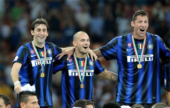 Trước khi tới Inter, Sneijder là ngôi sao thất sủng ở Real Madrid, còn Diego Milito là cầu thủ tầm trung. Thế nhưng, ngay trong mùa giải đầu tiên khoác áo Inter, họ đã là nhân vật chính giúp cho Nerazzurri giành cú ăn 3 lịch sử. Thậm chí, năm ấy, tranh cãi đã nổ ra khi Sneijder không được trao Quả bóng vàng.
