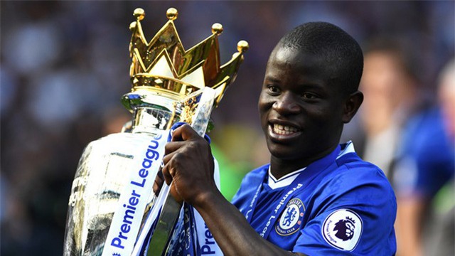 Trong mùa giải đầu tiên ở Leicester, Kante đã góp công lớn giúp CLB giành chức vô địch Premier League lịch sử. Một năm sau, anh cũng vô địch giải đấu này ngay sau khi chuyển sang Chelsea. Nguồn sức mạnh vô tận của Kante biến anh trở thành “máy quét” hiệu quả bậc nhất Premier League. Nhờ đóng góp to lớn ấy, tiền vệ người Pháp đã giành giải Cầu thủ xuất sắc nhất mùa giải do PFA và FWA bình chọn.