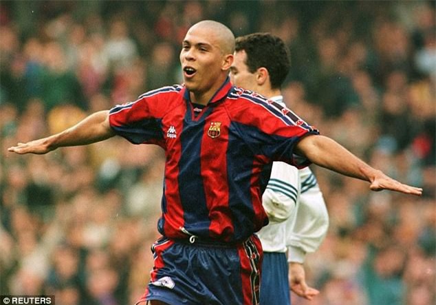 Barcelona đã chi ra mức phí kỷ lục để chiêu mộ Ronaldo từ PSV năm 1996. Đó là thương vụ vô cùng thành công. Trong mùa giải đầu tiên (1996/97), siêu sao người Brazil đã ghi tới 47 bàn. Nhờ đó, anh đã trở thành cầu thủ trẻ nhất giành giải “Cầu thủ xuất sắc nhất năm” của FIFA khi mới 20 tuổi.