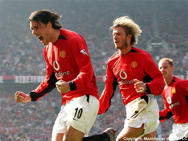 Ruud van Nistelrooy đã cập bến MU vào năm 2001 với phí chuyển nhượng 19 triệu bảng. Cầu thủ này nhanh chóng chứng minh tài năng của mình khi ghi 36 bàn trên mọi đấu trường cho MU. Nhờ đó, Van Gol đã nhận giải Cầu thủ xuất sắc nhất mùa giải do PFA bình chọn.