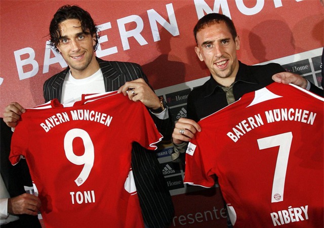 Sau mùa giải thất vọng tràn trề (chỉ đứng thứ 4 ở Bundesliga), Bayern Munich đã cải tổ toàn diện khi mang về cặp Luca Toni, Ribery. Họ đã tạo ra sự khác biệt lớn. Ở mùa 2007/08, Luca Toni đã giành giải Vua phá lưới Bundesliga với 24 bàn (ghi 39 bàn trên mọi đấu trường). Trong khi đó, Ribery cũng đặt dấu giày trong 39 bàn.