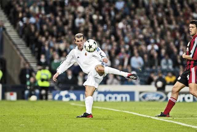 Zidane cập bến Real Madrid năm 2001 với mức phí chuyển nhượng kỷ lục. Tuy nhiên, Zizou “đắt xắt ra miếng”. Anh là nhạc trưởng trong chiến tích vô địch Champions League 2002 của Real Madrid. Trong đó, ở trận chung kết, Zidane đã tung ra cú vô lê đẹp mắt vào lưới Leverkusen.