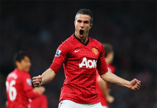 Sau nhiều năm cống hiến cho Arsenal, Van Persie đã cập bến MU vào mùa Hè 2012. Ngay trong mùa giải đầu tiên, anh đã tỏa sáng rực rỡ khi đóng góp 26 bàn, giúp MU vô địch Premier League. Đây là danh hiệu mà Percy chưa từng giành được cùng Arsenal.