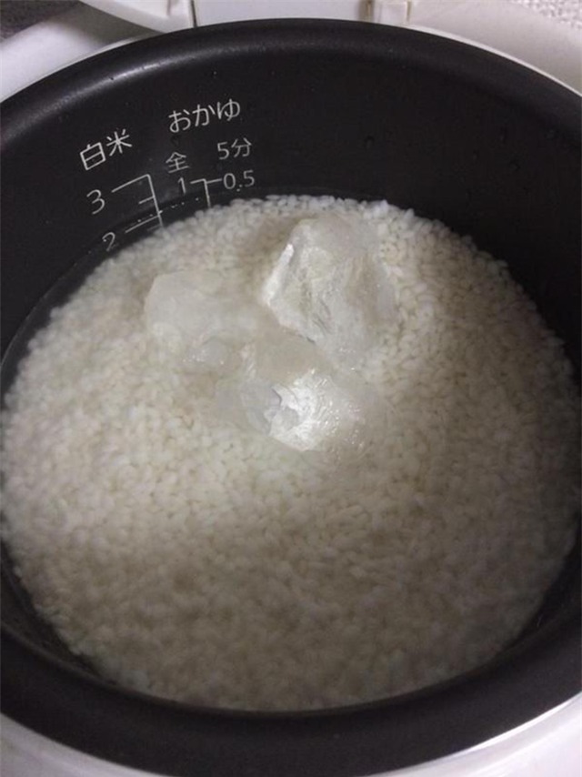  Đá lạnh sẽ trì hoãn thời gian hấp thu nước của gạo 