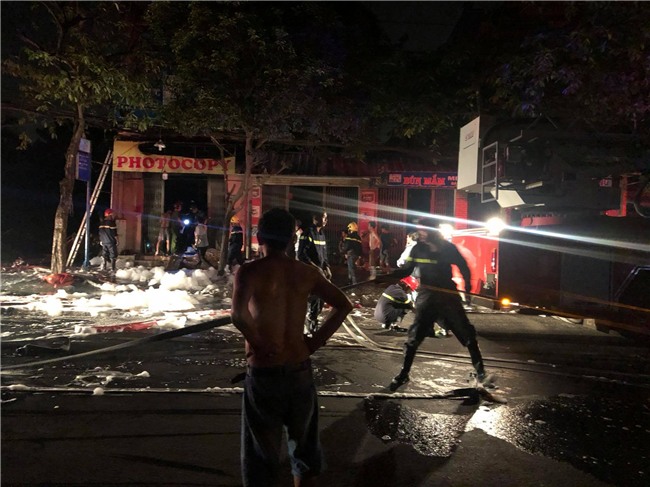 TP. HCM: Vợ chồng cùng 3 con nhỏ kêu cứu trong ngôi nhà bốc cháy dữ dội lúc nửa đêm, bé trai 2 tuổi tử vong - Ảnh 2.