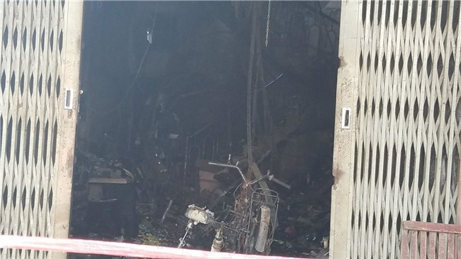 TP. HCM: Vợ chồng cùng 3 con nhỏ kêu cứu trong ngôi nhà bốc cháy dữ dội lúc nửa đêm, bé trai 2 tuổi tử vong - Ảnh 4.