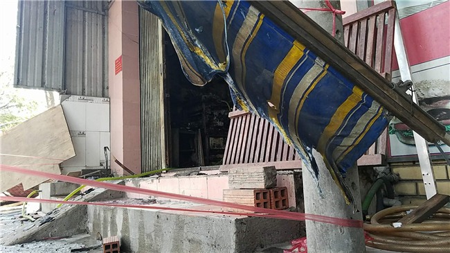 TP. HCM: Vợ chồng cùng 3 con nhỏ kêu cứu trong ngôi nhà bốc cháy dữ dội lúc nửa đêm, bé trai 2 tuổi tử vong - Ảnh 5.