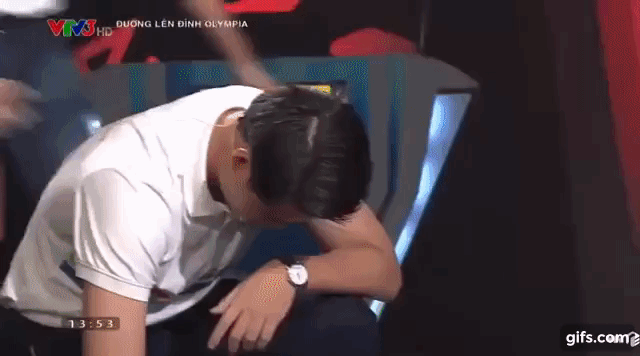 Nhất Tín bật khóc vì tiếc nuối. Cậu nhận được cái ôm động viên từ các đối thủ của mình.