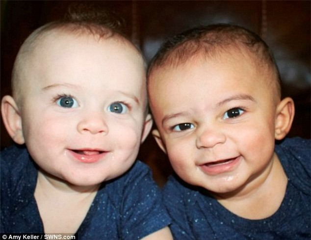 Đi đâu cũng bị dò xét vì con sinh đôi không giống nhau, bà mẹ đanh thép đáp trả khiến mọi người phải cứng họng - Ảnh 1.