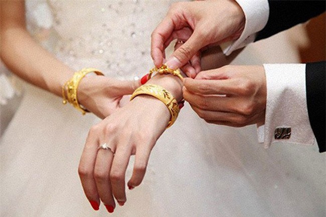 Cô gái trẻ than thở nhà chồng có của ăn của để nhưng không trao vàng trong ngày cưới vì sợ chị dâu tủi thân, muốn đẹp mặt thì tự đi mà mua