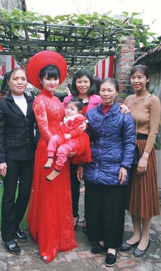 Em bé Lào Cai suy dinh dưỡng ngày nào nay đã 3 tuổi, xuất hiện xinh xắn như công chúa trong lễ vu quy của mẹ nuôi - Ảnh 1.