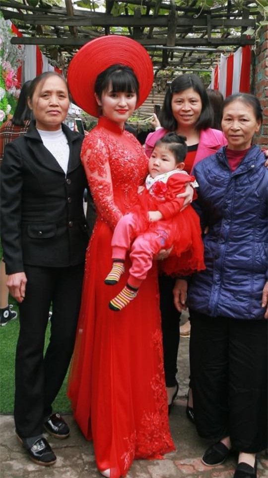 Em bé Lào Cai suy dinh dưỡng ngày nào nay đã 3 tuổi, xuất hiện xinh xắn như công chúa trong lễ vu quy của mẹ nuôi - Ảnh 3.