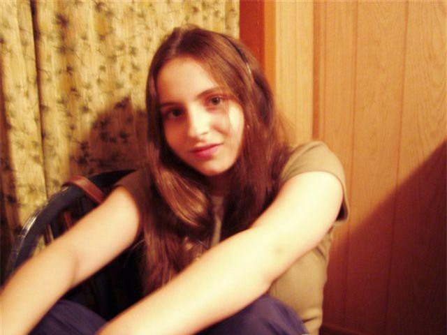 Cuộc sống địa ngục của cô bé bị mẹ ép kết hôn trong phòng khách khi mới 13 tuổi - Ảnh 2.