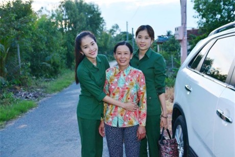 Mối quan hệ phức tạp của Nam Em và chị gái song sinh đồng tính - Ảnh 1.