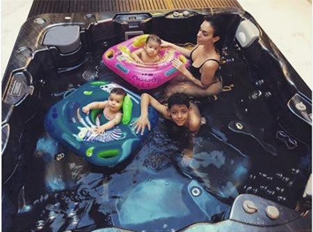 Georgina Rodriguez vừa hạnh phúc khoe ảnh bên đàn con thơ