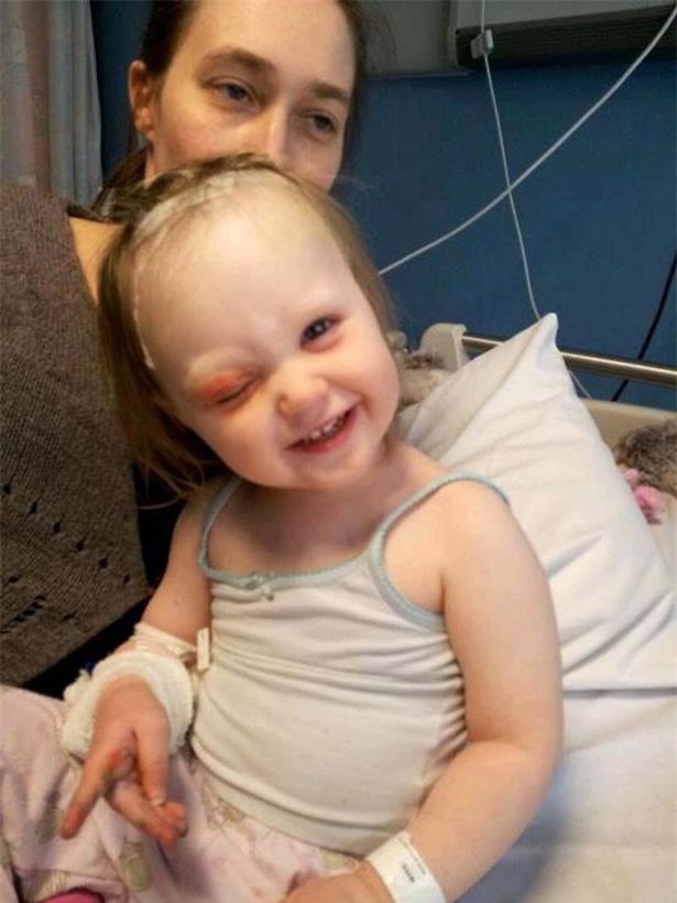 Hớn hở chạy khoe bố mẹ bức tranh mới vẽ, ngờ đâu tai họa ập xuống suýt lấy mạng cô bé 2 tuổi - Ảnh 3.